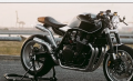 独一无二的雅马哈XJR1300CafeRacer配备木质尾翼和R1运转装置